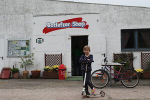 Urig: Der Shop auf dem Campingplatz Borlefzen