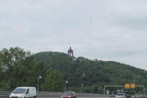 Das Kaiser-Wilhelm-Denkmal hoch über Porta Westfalica