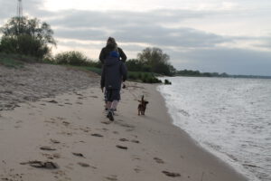 Der erste Spaziergang am Weserstrand