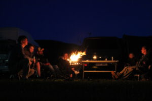 Lagerfeuerromantik zwischen Kultgefährten